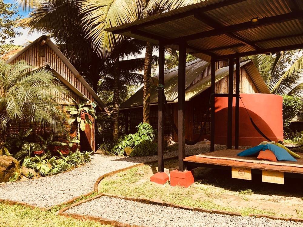 The Mudhouse Hostel Момпиче Екстериор снимка
